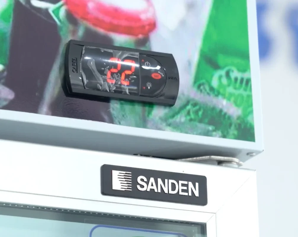 Bộ điều khiển Carel trên tủ mát Sanden OEM: màn hình nhiệt độ, nút nguồn, nút SET, nút đèn