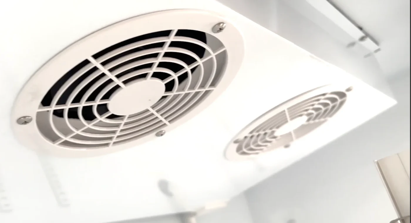 Quạt dàn lạnh trên nóc trong lòng tủ mát Sanden OEM, làm lạnh gián tiếp bằng quạt gió