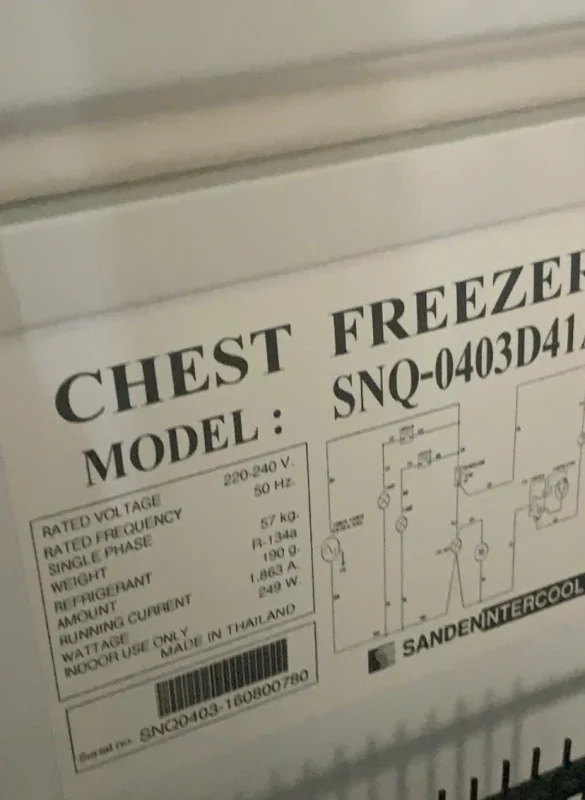 Tem nhà máy tủ đông Sanden Intercool SNQ-0403 ghi Made in Thailand, gas R-134a