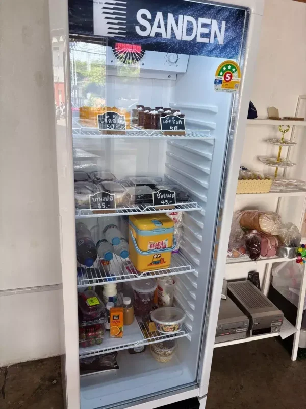 Tủ mát Sanden 1 cánh đựng bánh, sữa, nước uống và trái cây trong gia đình